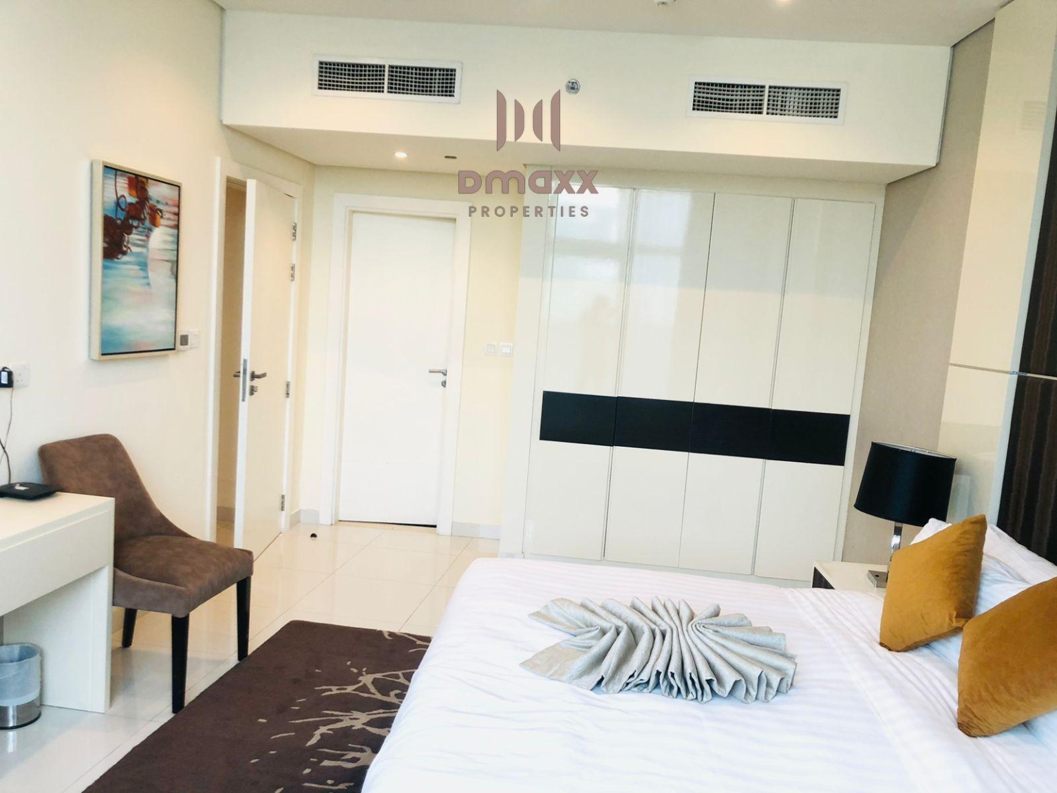 Canal view-fully furnished-two balcony-dubai